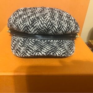 Coach Black WhiteHerringbone Flat Cap Newsboy Gold Tone Hardware Classic Retro